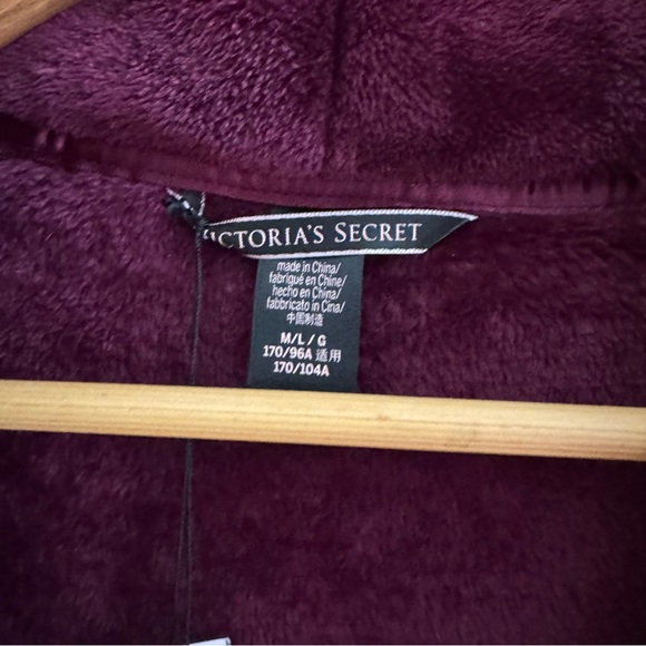 Victoria’s  Secret Women’s Short Plush Robe Size ML Burgundy Super Soft Cozy - Picture 11 of 11